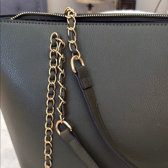 Sophisticated Green Tote with Gold Accents - Picture 3 of 15